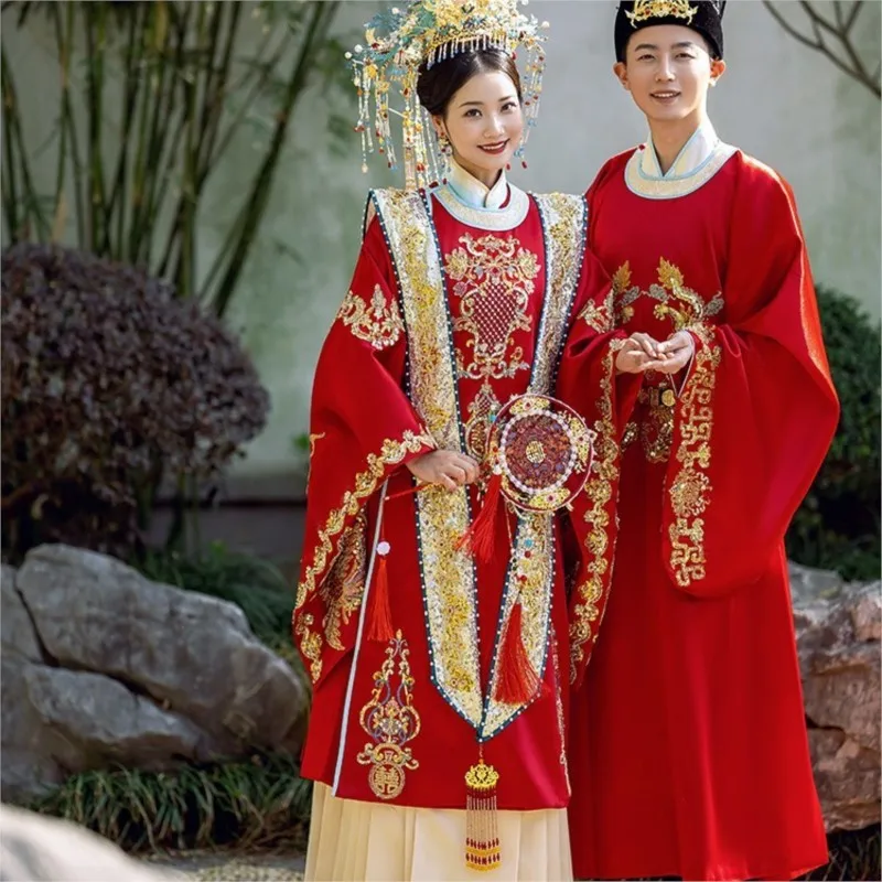 

The Han wedding Chinese-style dress is a luxurious couple's style with phoenix crown and red cape featuring heavy embroidery