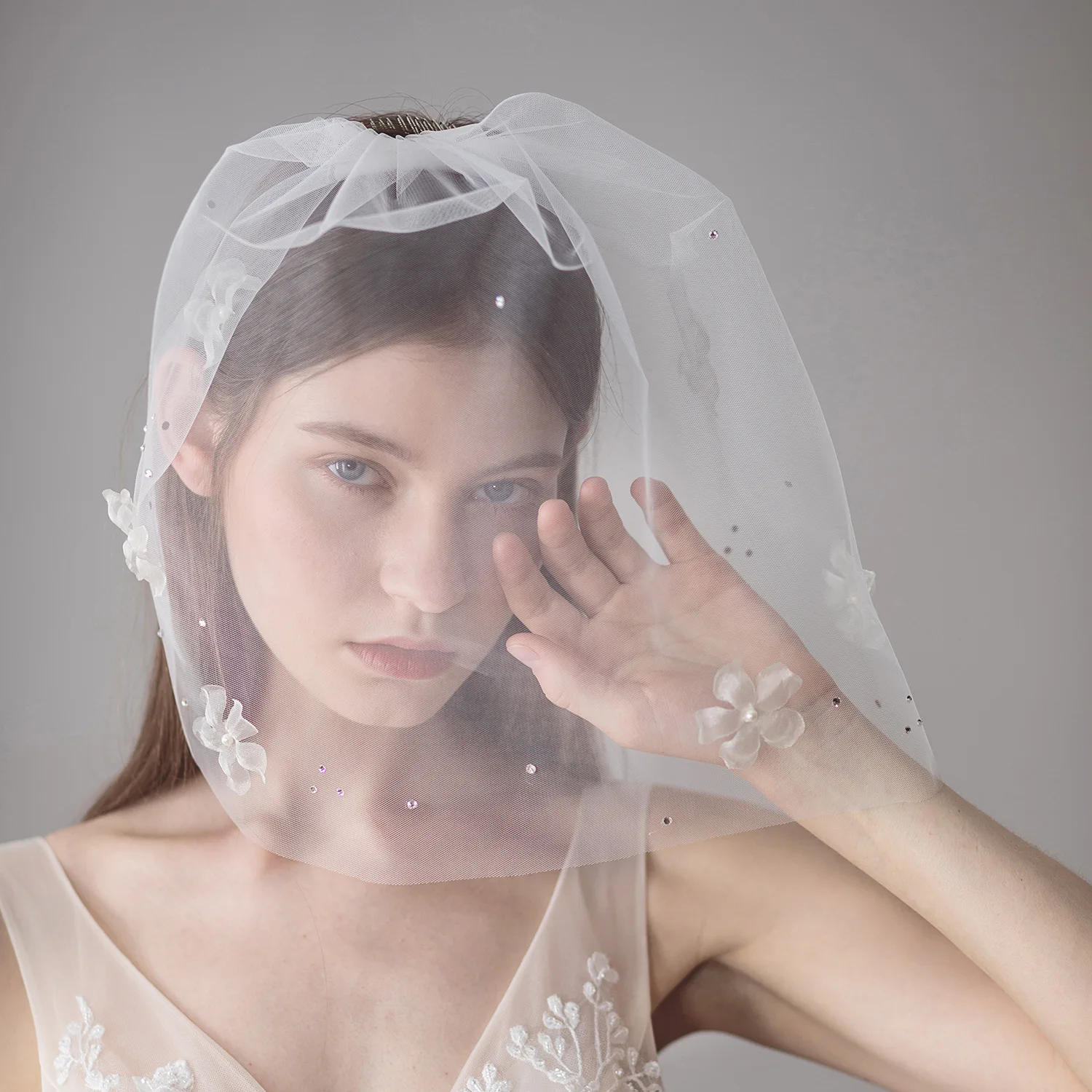 V618 Floral Bridal Veil, Beautiful Hand-Sewn Floral Hair Comb Wedding Veil, European and American Style Short Veil