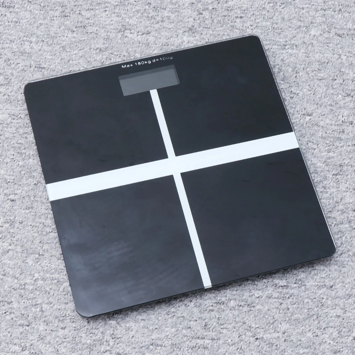 Timbangan Badan Digital Presisi Tinggi 4 Sensor Akurasi 1G Layar LCD Hitam untuk Kamar Mandi