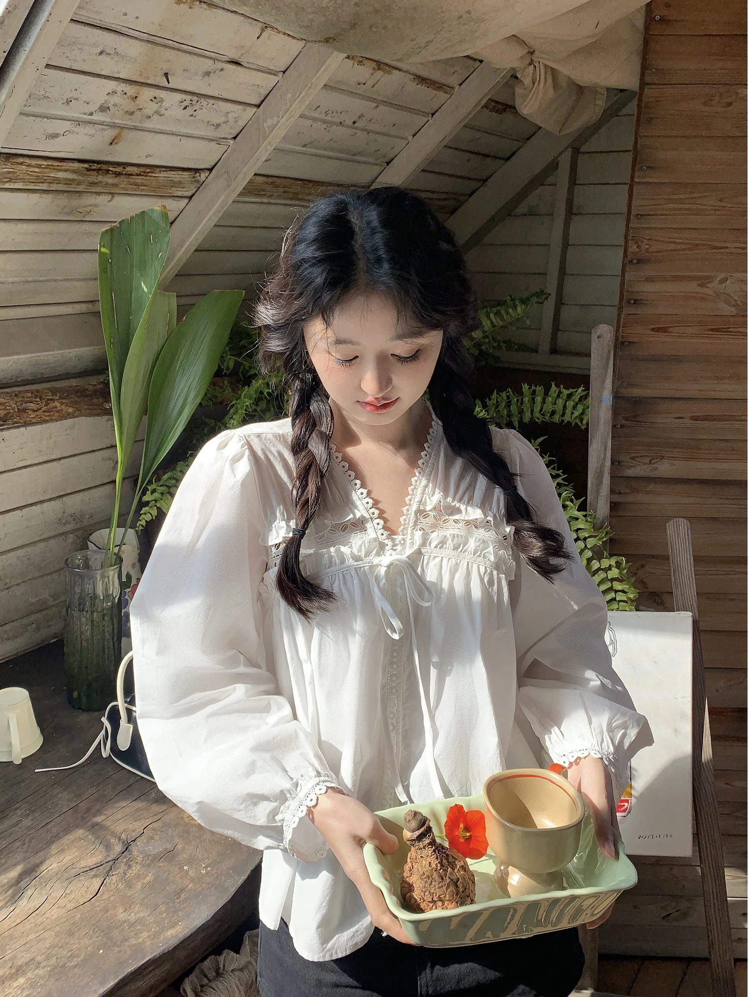 

Женская блузка Vanwenwen White Tea Holiday в корейском стиле с V-образным вырезом и кружевной отделкой, нежный весенний топ с рукавами-фонариками, свободный крой, длинный рукав, милый стиль