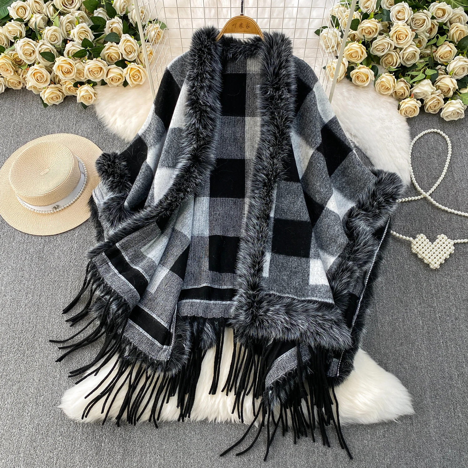 

SuperAen клетчатая накидка с кисточками для женщин, новинка зимы 2025 года, меховые лоскутные шали во французском стиле с v-образным вырезом, пальто