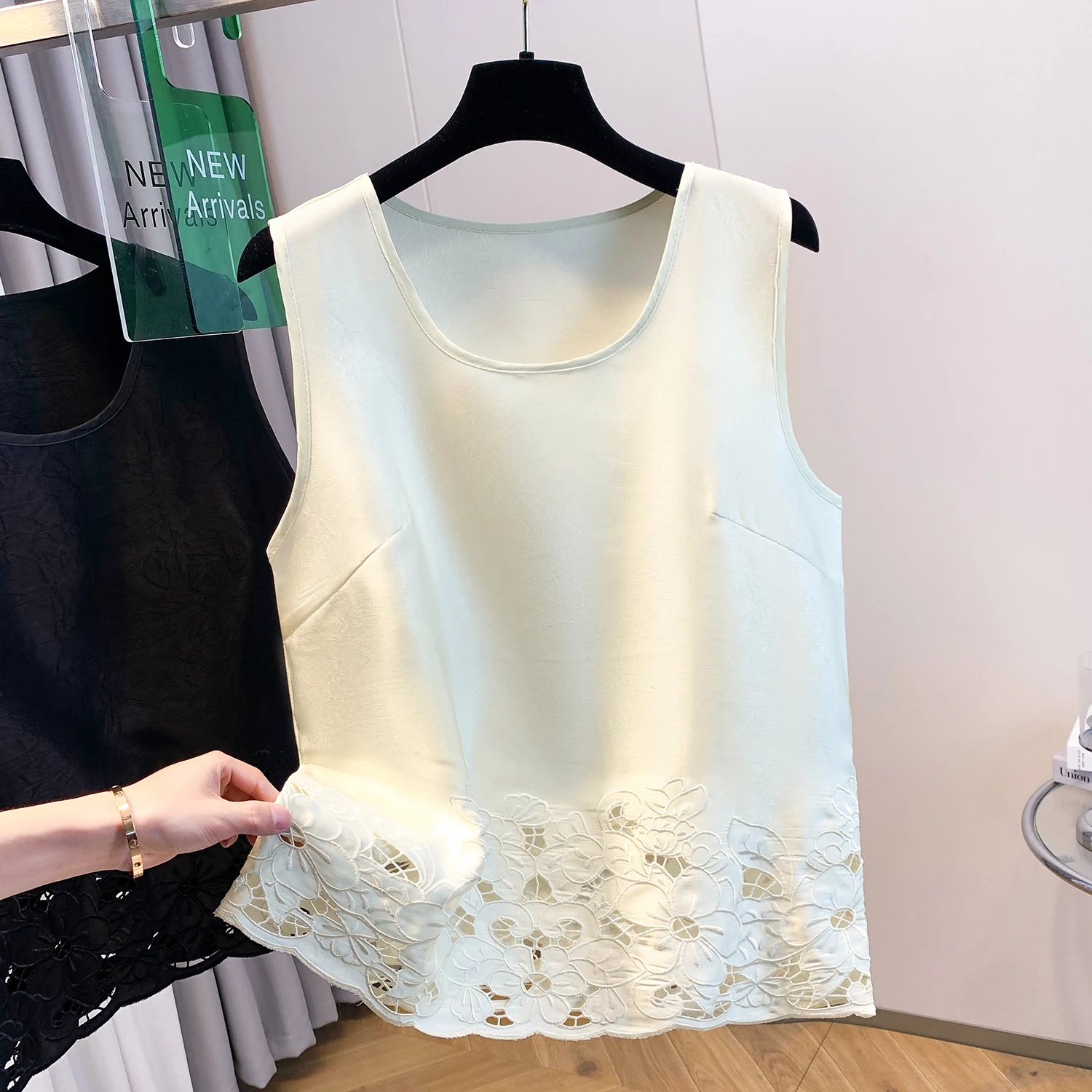 توب نسائي صيفي جديد بتطريز ثقيل ودانتيل مفرغ، حمالة من الحرير الساتان متعددة الاستخدامات برقبة مستديرة، تصميم أنيق للعمل بقصة...