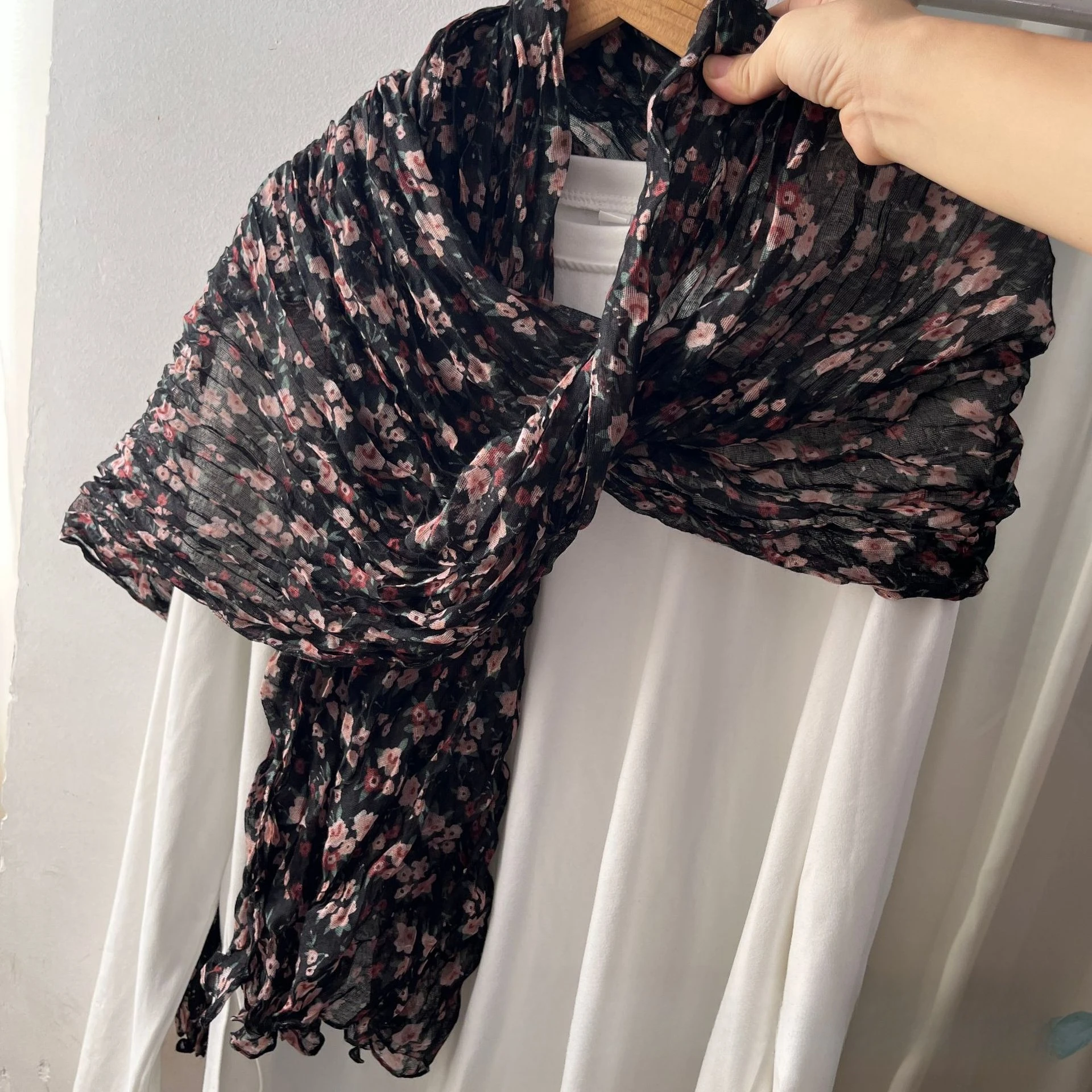 Vintage Floral Scarf for Women, Lightweight Wrinkled Shawl Wrap, Japanese Style Versatile Scarf, Autumn Winter New Accessory