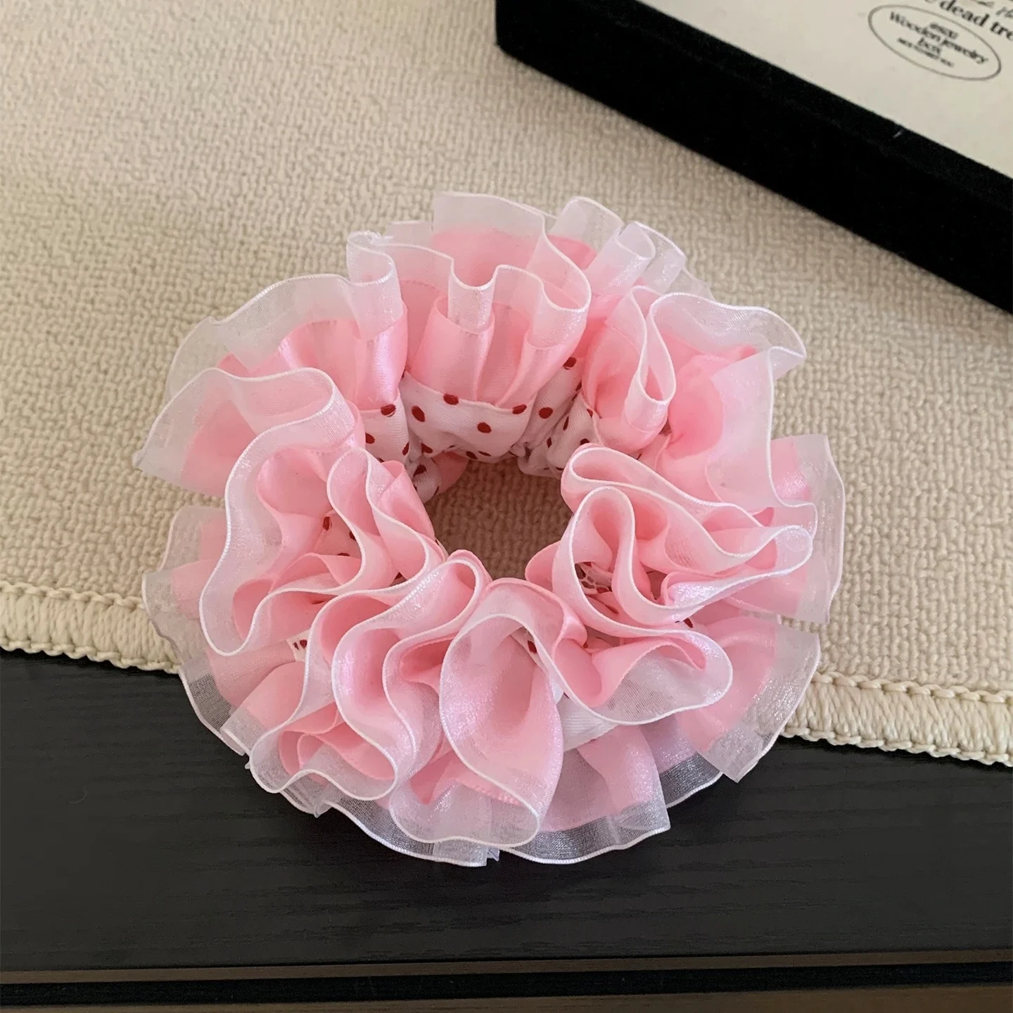 Rosa gepunktetes Haargummi – Ein elegantes Haaraccessoire im Ballett-Stil für elegante Duttfrisuren. – Detail 9
