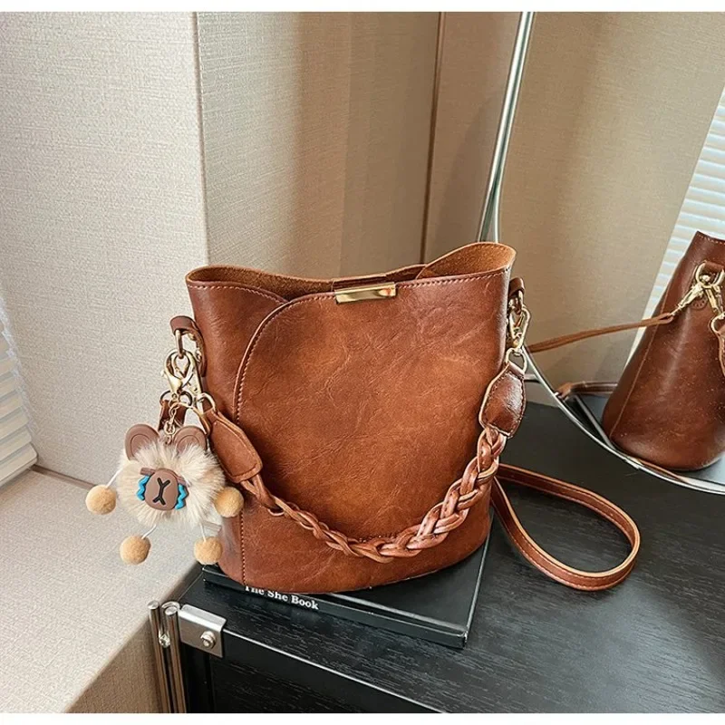 Trendy Minimalist Vintage Diaper Bags For Women Chic Designer Shoulder Bag Large Capacity Leather Commuter Bag Simple Elegant