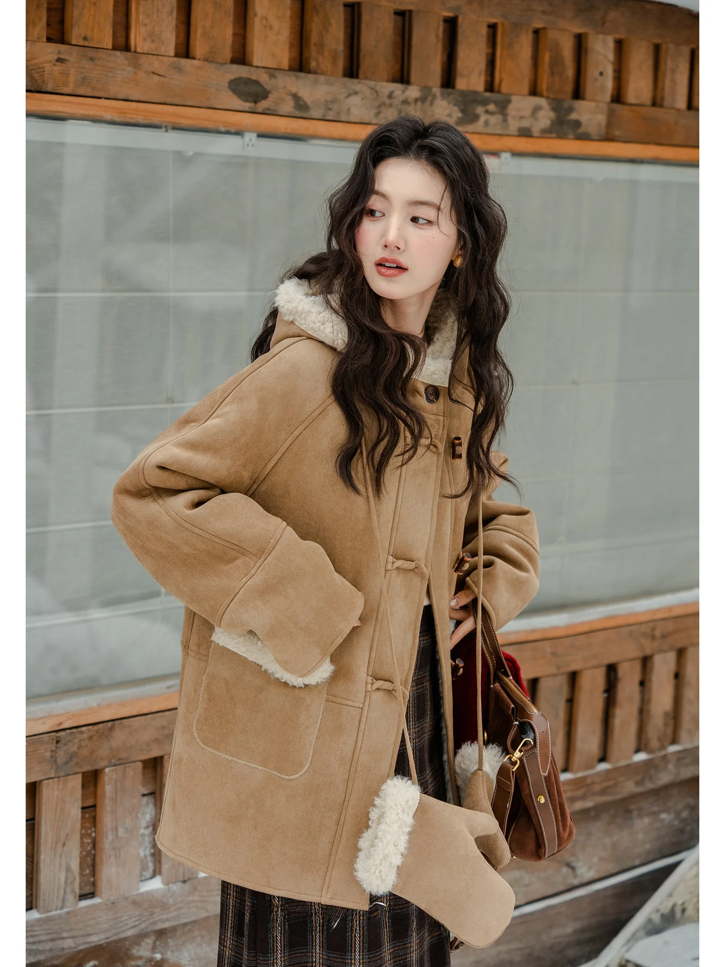 Kurtka damska zimowa z kapturem, ocieplana, zamszowa, w kolorze khaki, z barankiem, w odcieniach brązu i kawy, w stylu vintage.