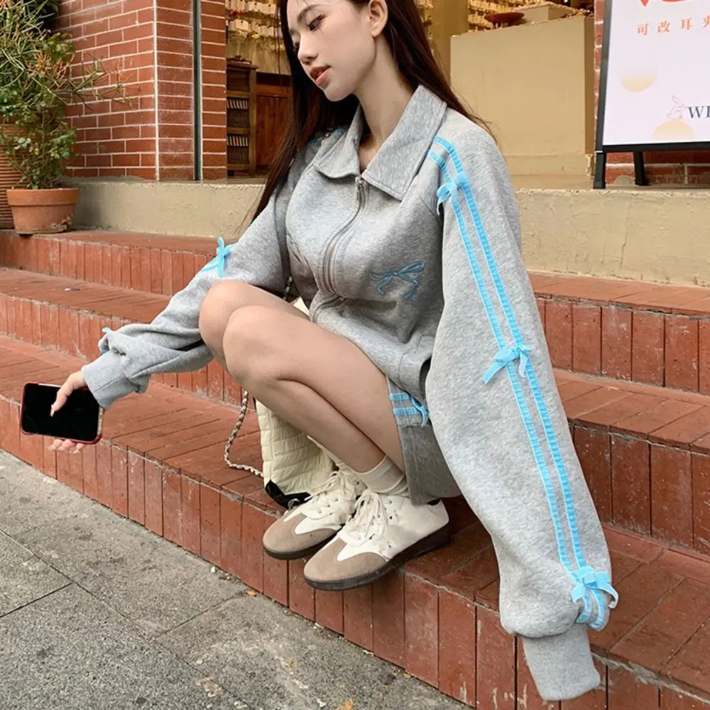 เสื้อแจ็คเก็ตแขนยาวมีฮู้ด ปกเสื้อแบบปกเชิ้ต ทรงหลวม สไตล์เกาหลี ปักลายโบว์  เสื้อผ้าสไตล์ Y2k  น่ารักหวานๆ สำหรับผู้หญิง ใส่เที่ยววันหยุด