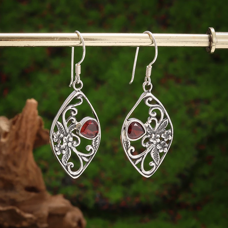 Retro Fashion Heart-Shaped Zircon Flower Earrings for Women Hypoallergenic Trendy Hollow Jewelry Accessories