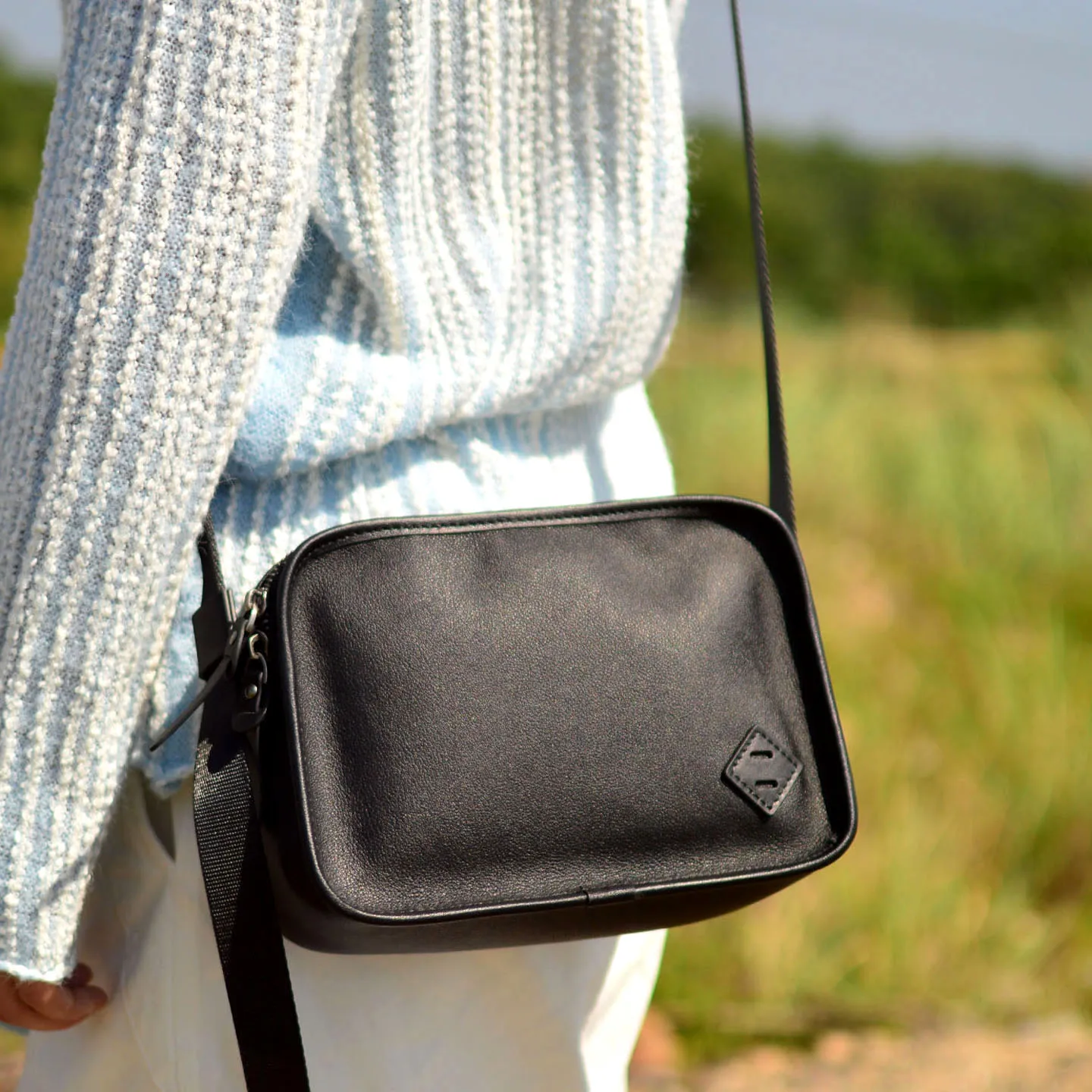 AETOO Retro genuine leather small clutch bag. Head-to-head cowhide tanned leather distressed camera bag. Women's casual and simp