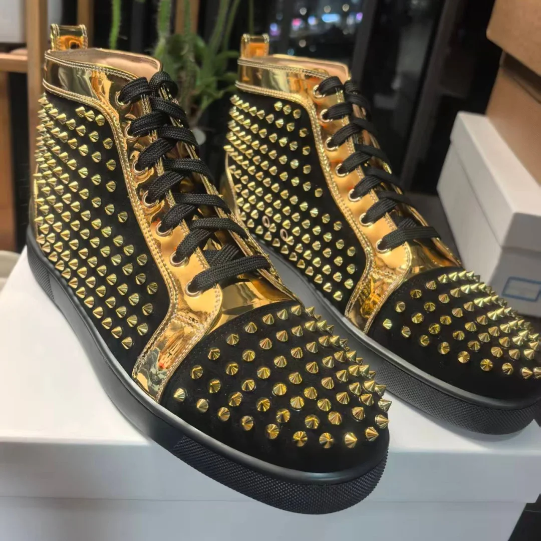 

Высокие кроссовки унисекс из черной кожи с золотыми вставками, красной подошвой, полностью декорированные заклепками, на плоской подошве, на шнуровке, повседневные спортивные туфли