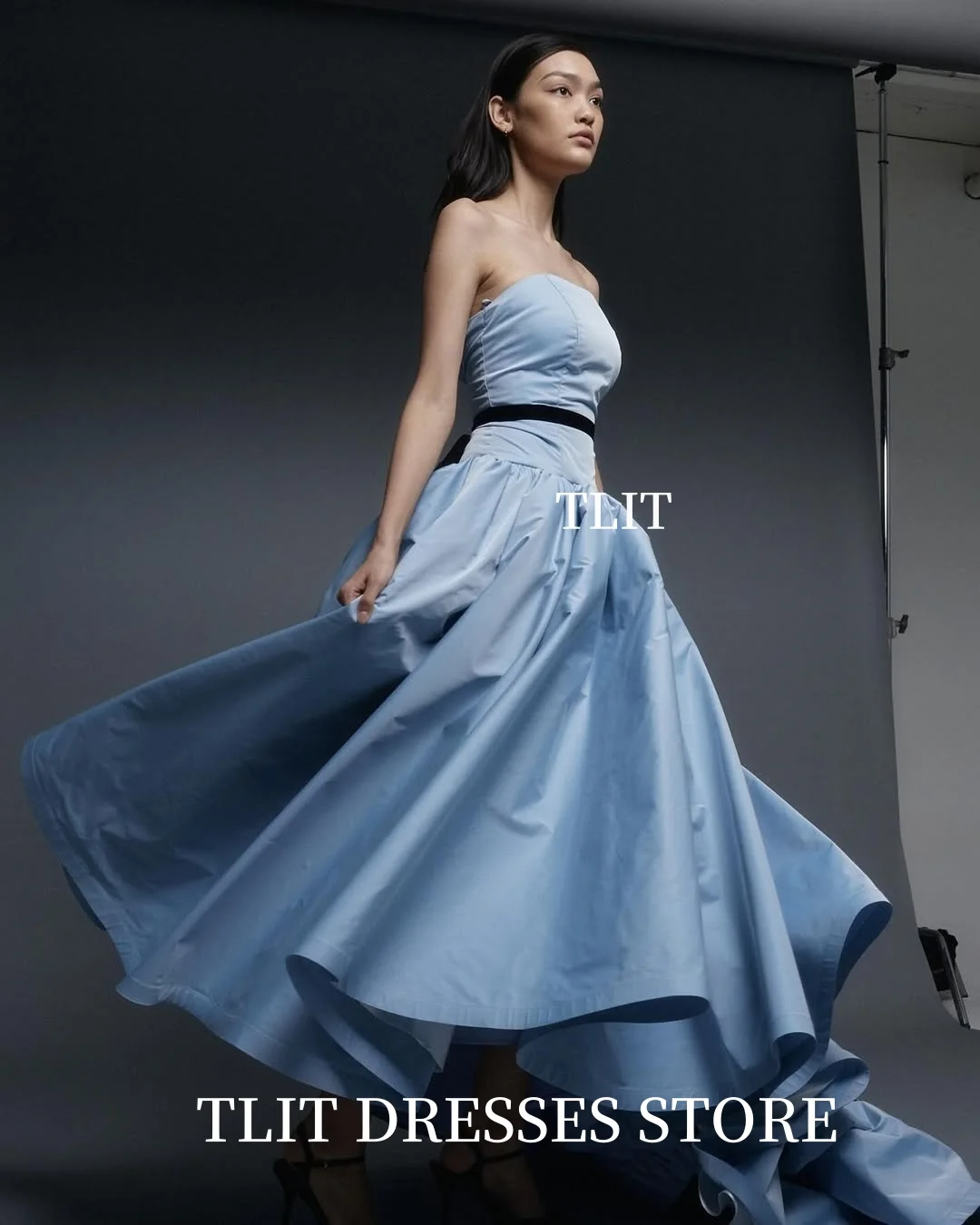 فساتين سهرة أنيقة من قماش التفتا الأزرق على شكل حرف a من TLIT بدون حمالات وشاحات سوداء فساتين حفلات مناسبة رسمية مخصصة فيستدوس دي نوش