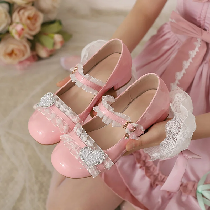 

YQBTDL 2025 Всесезонные милые туфли-лодочки в стиле Лолиты с кружевом и рюшами в консервативном стиле, туфли Мэри Джейн на среднем каблуке с жемчужной застежкой для женщин, синие