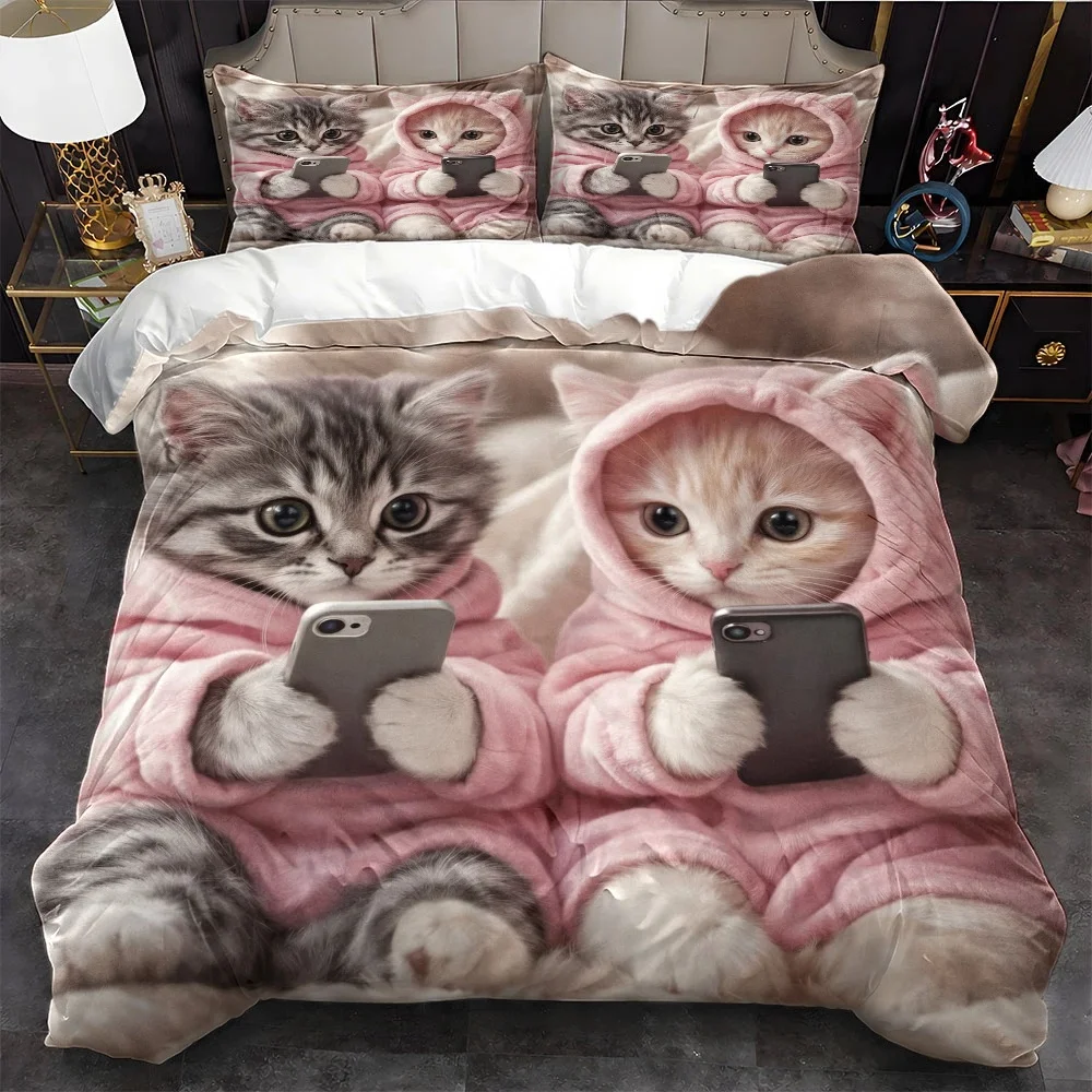 3Pc Cute Cat Playing with Phone Pattern Duvet Cover Set, Bedding Three-Piece Set (1*Duvet Cover + 2*Pillowcases), Suitable for All Seasons, Machine Washable, Includes Invisible Zipper, Large Double Bed Cover Set, Suitable for Home, Dormitory, Master Bedroom, Guest Room, Cute Animal Print Bedding Three-Piece Set, Skin-Friendly, Soft, Warm Duvet Cover Bedding Set 2D Flat Print