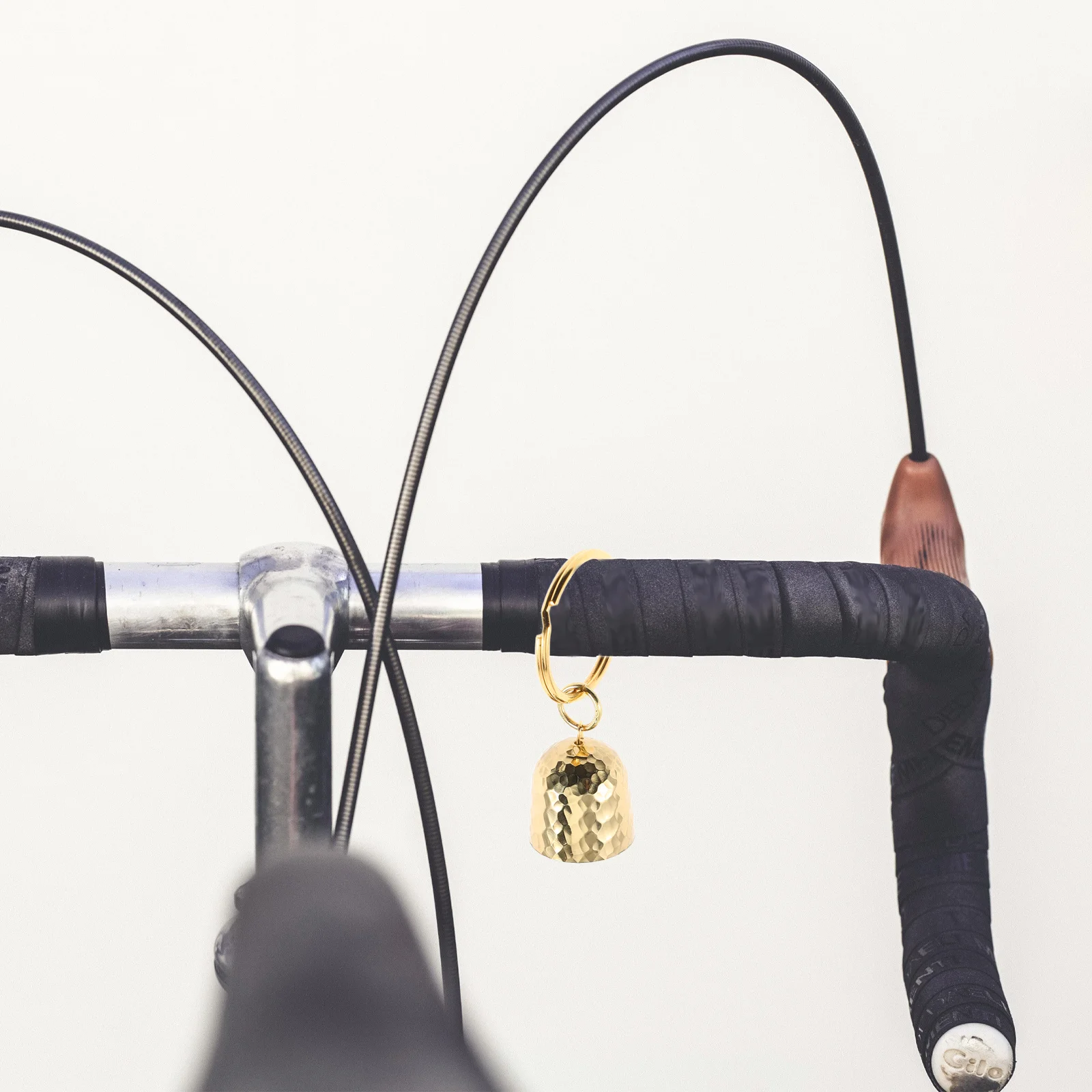 Outdoor-Schlüsselanhänger aus Messing für Rucksack, Handtasche, Radfahren, Wandern, Bergsteigen, dekorative Metallglocke mit klarem Laut