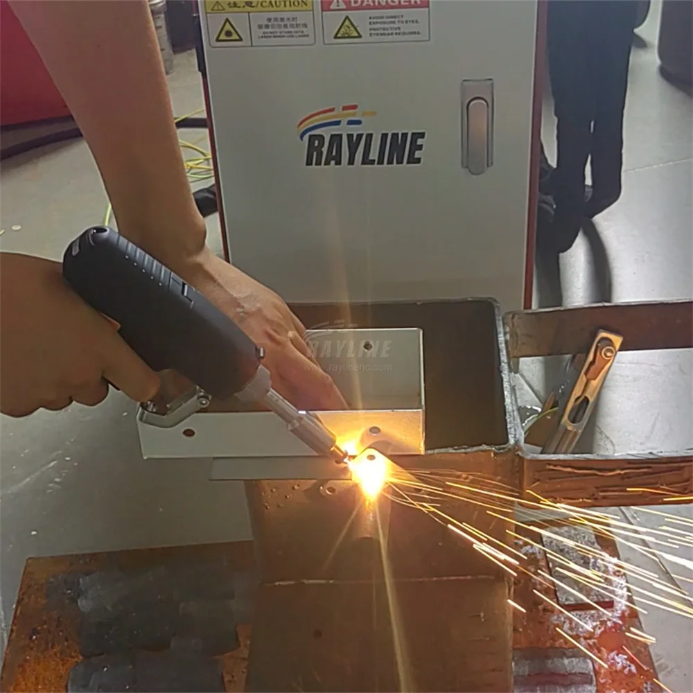 Nuovo stile Mini saldatore laser portatile portatile 3 in 1 Saldatura Taglio Pulizia Saldatrice laser in acciaio inossidabile 1500W