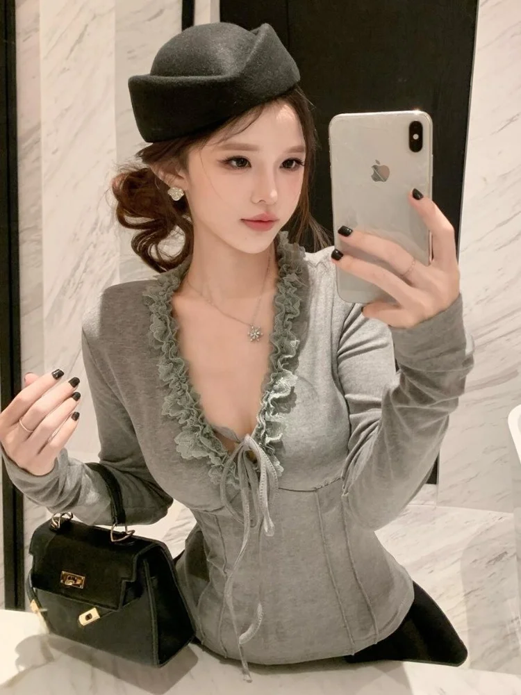 Camiseta de manga larga con cuello en V y cinturón, con encaje gris y patchwork, para mujer, estilo Pure Desire, ajuste ceñido, top de invierno, camisa interior.