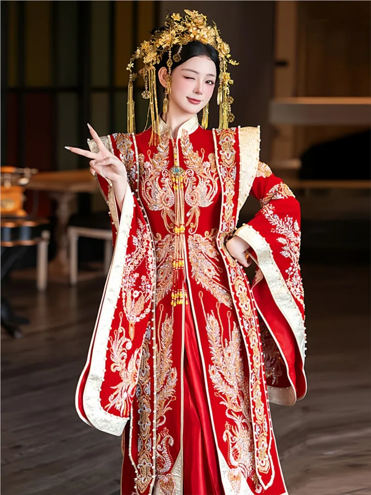 

Новый стиль китайской свадебной одежды: корона с изображением феникса и нежно-розовым сиянием в древнем стиле.