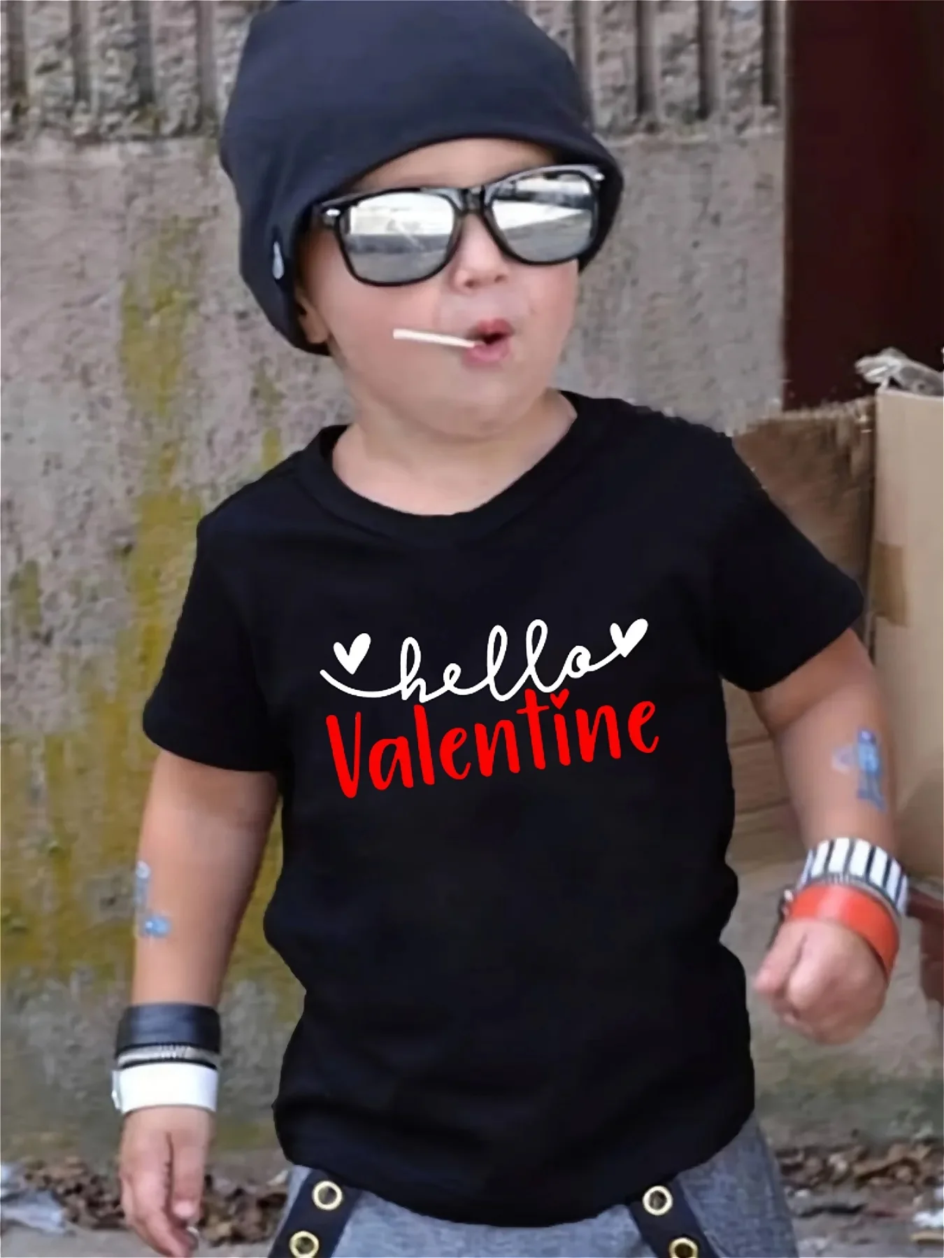 

Футболка для мальчиков на День святого Валентина, универсальный свободный топ с круглым вырезом и короткими рукавами с буквенным принтом «Hello Valentine» и принтом «Любовь»