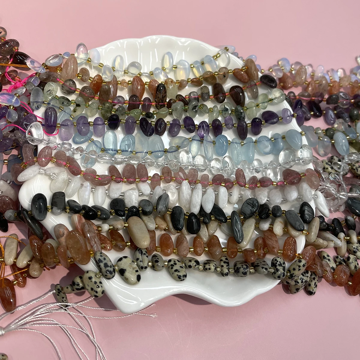 Naturstein, grüner Amethyst/Lapislazuli, unregelmäßige Perlen für die Schmuckherstellung, zum Basteln von Halsketten, Armbändern, Ketten und Ohrringen. – Detail 5