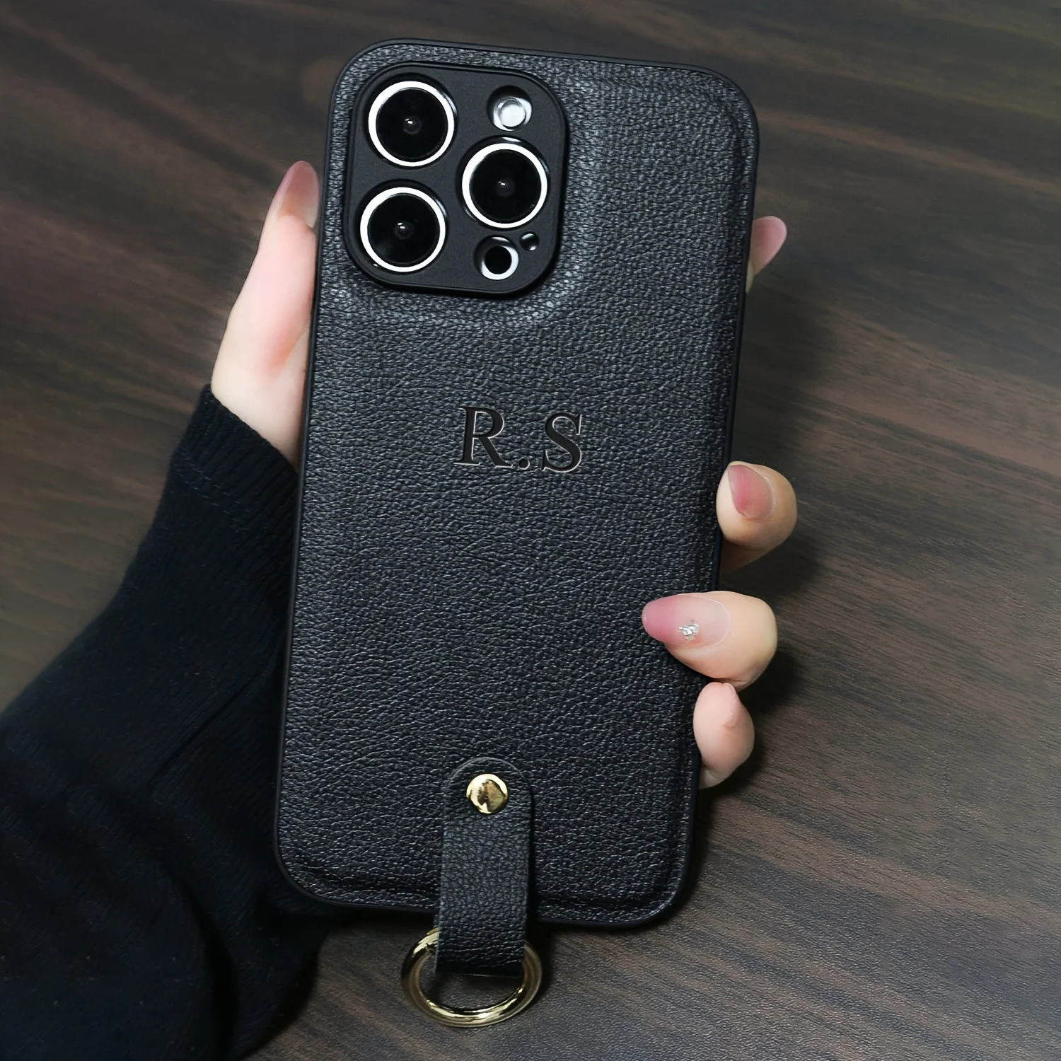 Personalisierte Handyhülle mit Initialen und Namen für iPhone 18 16 15 14 13 12 11 Pro Max, mit Lanyard-Schnalle, Geschenk, Luxus-Hülle 14 15 16 Plus – Detail 7
