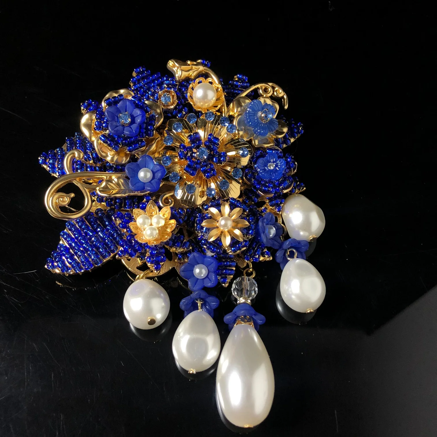 Heavy industry  three-dimensional glass blue beads brooch inlaid diamonds woven flowers brooch handcraft jewelry