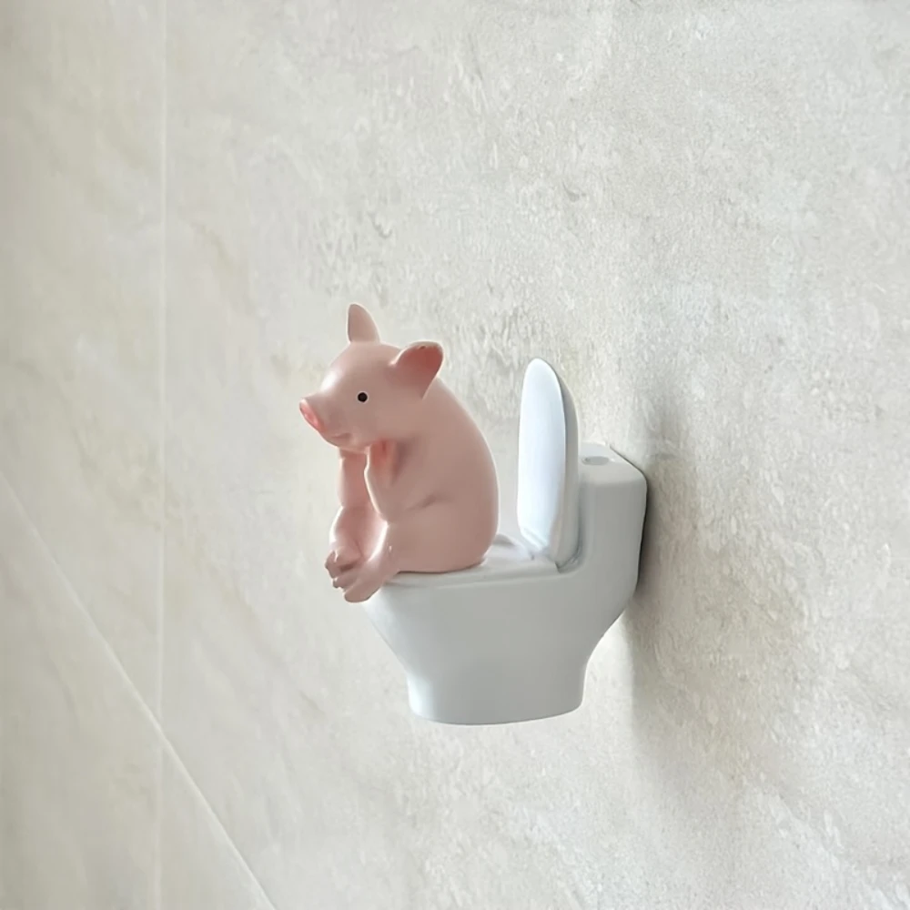 Image of Niedliches Schweinchen, das auf der Toilette sitzt, PVC-Badezimmerstatue, Tisch- oder Wanddekoration, Vatertagsgeschenk für Zuhause & Büro