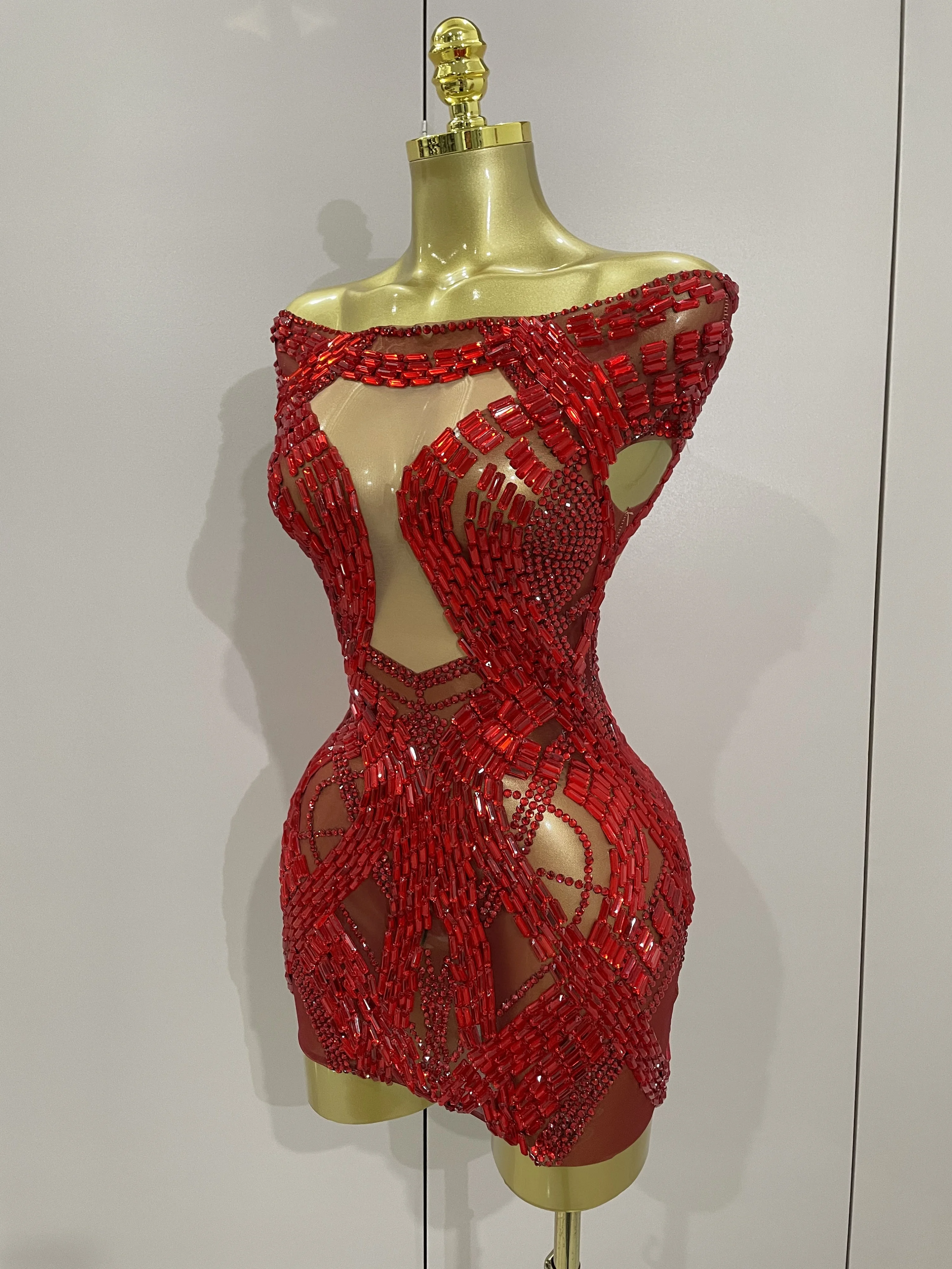 2025 Shining Red Rhinestones เซ็กซี่ตาข่ายดูผ่านชุดมินิผู้หญิงฉลองชุดราตรีชุดวันเกิดเวทียิงสวมใส่