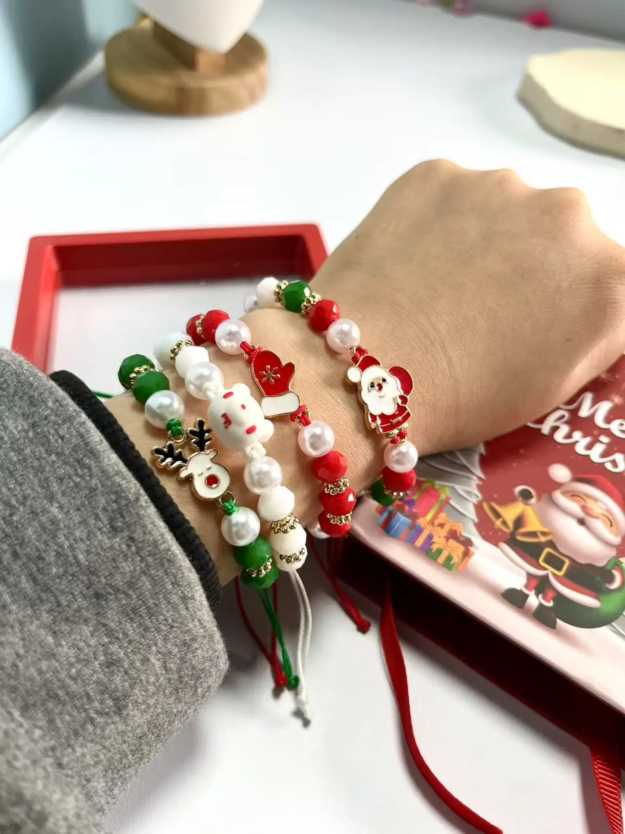 سوار مطرز لعطلة عيد الميلاد، سوار لون الحلوى باللون الأحمر والأبيض والأخضر مع سحر سانتا، صندوق هدايا جاهز #3