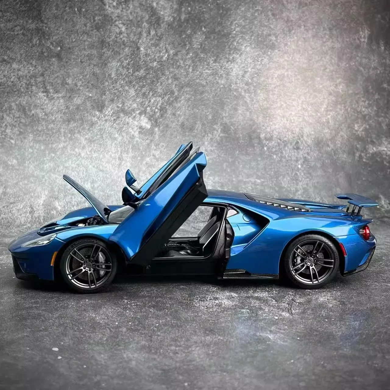 AUTOart 1/18 scale New Ford GT ABS material Full Open car model Static Display Holiday gift collection Sports car model