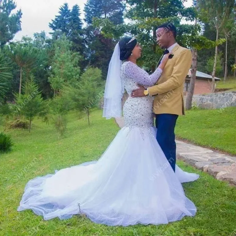 Maßgeschneiderte V-Ausschnitt schwere Kristalle Perlen Meerjungfrau schwarze Mädchen Brautkleider Sweep Zug lange Ärmel Garten Brautkleid