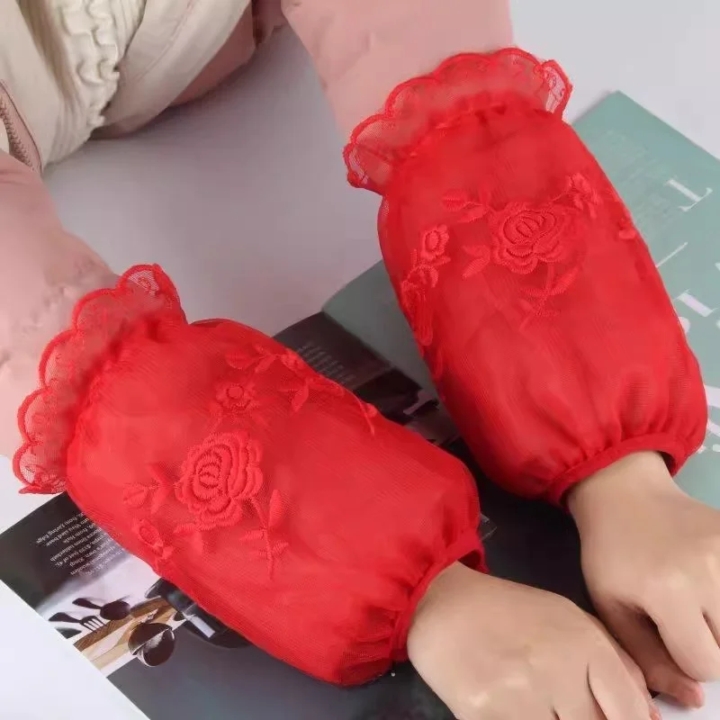 

Красные кружевные накидки на женские пуховики для осени и зимы, устойчивые к грязи и износу, подходят для офиса и деловых встреч.