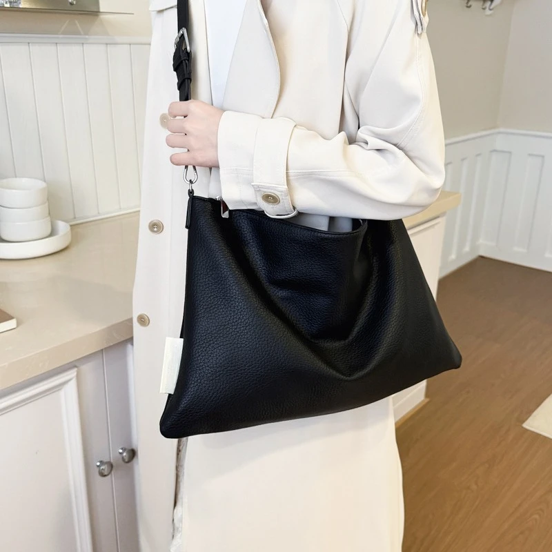 

Luxury Women's Shoulder Bag Made of Premium Leather Featuring Paris Casual Elegant Look