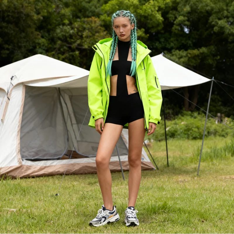 شورت بذلة قصيرة أنيقة على الطراز القوطي العصري لعام 2025 برقبة متقاطعة معلقة، بدون حمالات، مقاس نحيف