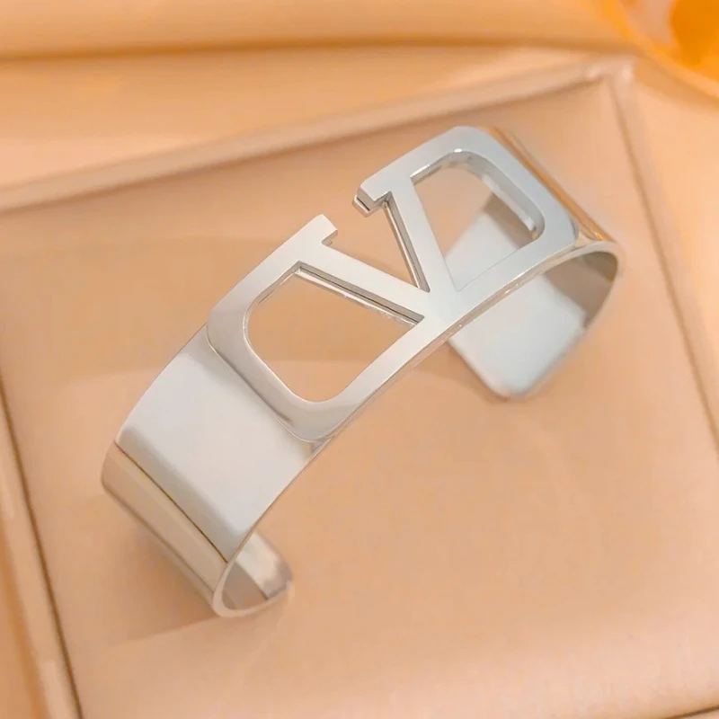 

The High-end Bracelet with A C-shaped Opening and A Light Luxury Design in European and American Style Can Be Adjusted in Size