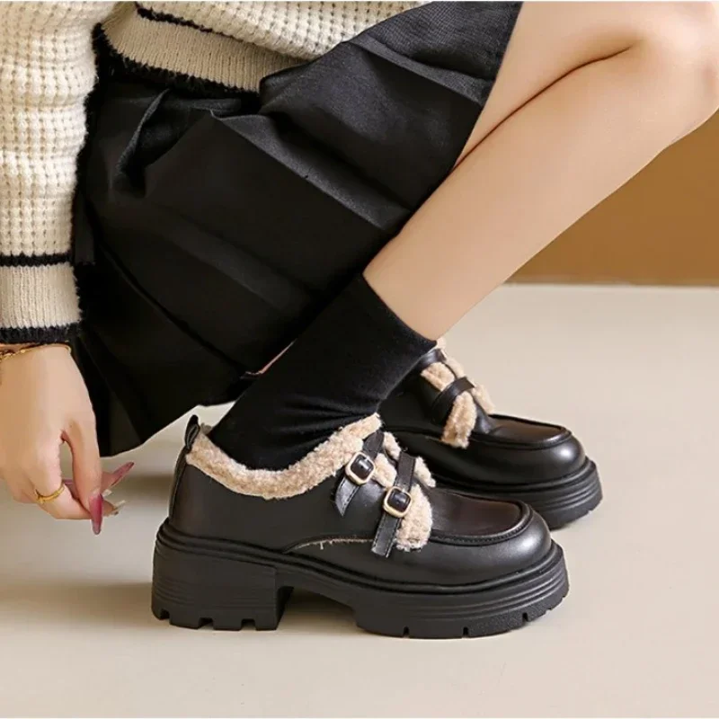 Scarpe in pelle stile britannico per ragazze inverno 2024 lana di agnello con suola spessa uniforme calda scarpe in cotone scuola peluche PU donna