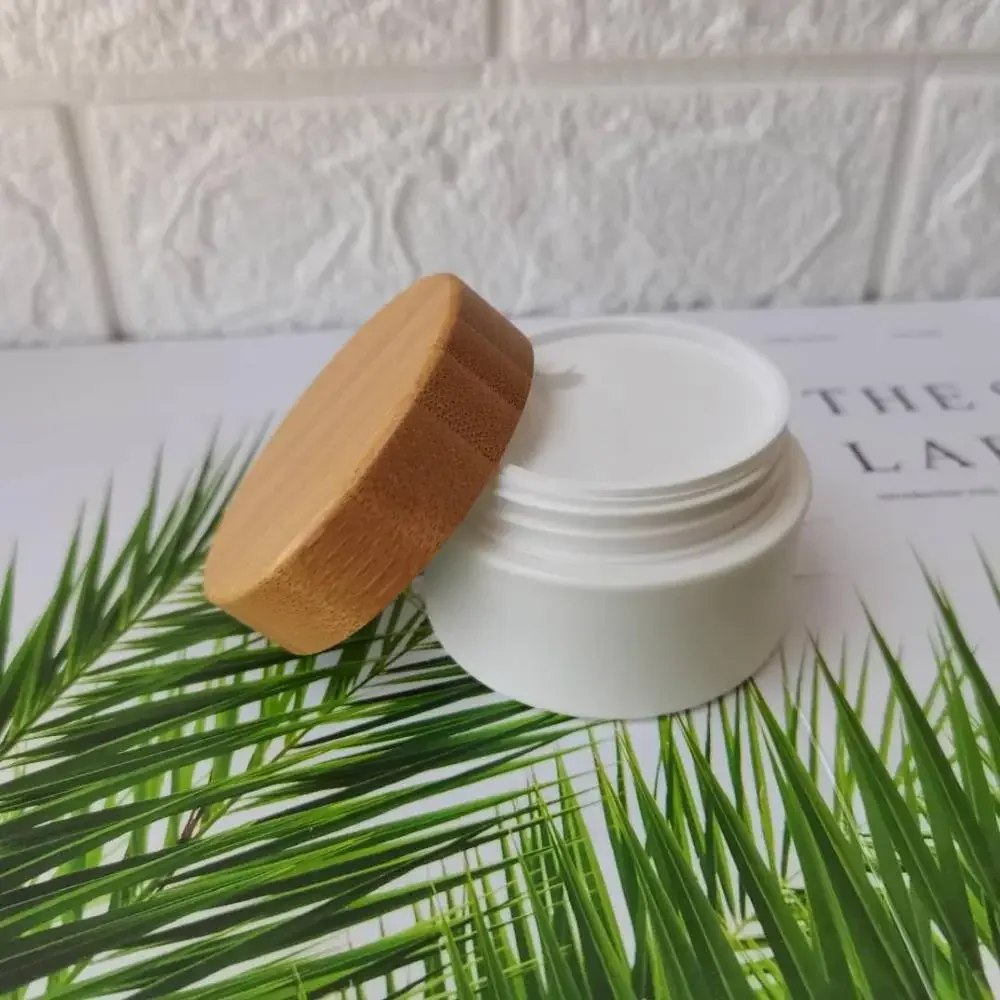 

Empty reacycle refillable Plastic Jar White PP Plastic Jar with Bamboo Lid Cute Makeup Container Cosmetic Jar with bamboo caps