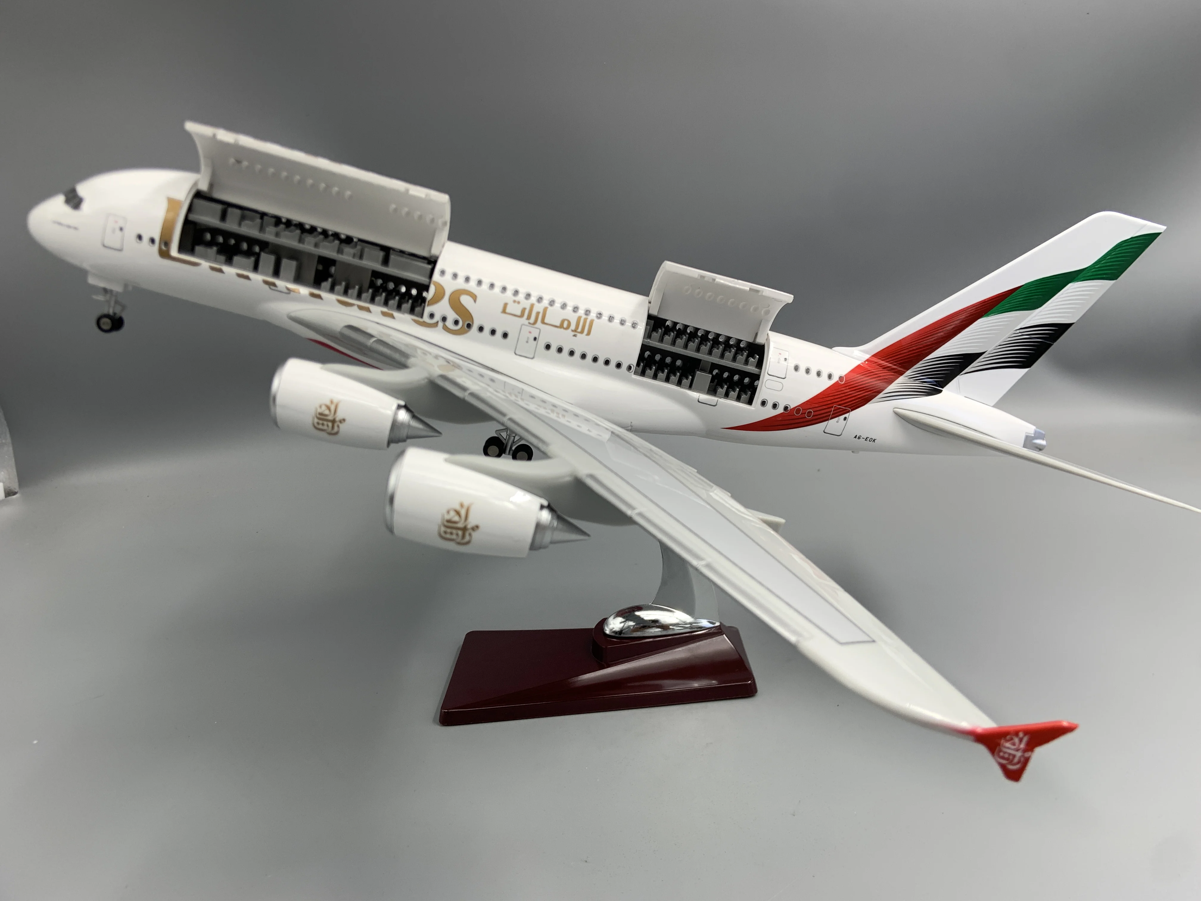 NEW 1/160 Scale Model Airplane A380 UAE/Emirates Resin Aircraft Model With Led Realistic Visual Effect Collectible Plane