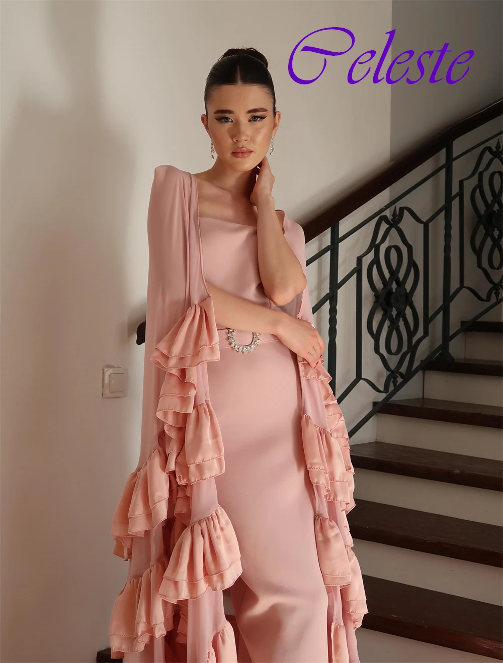 Maßgeschneidertes, anmutiges Jersey-Abendkleid mit quadratischem Kragen. Anmutige Schal-Abschlussballkleider. Sexy gerade Kleider für besondere Anlässe