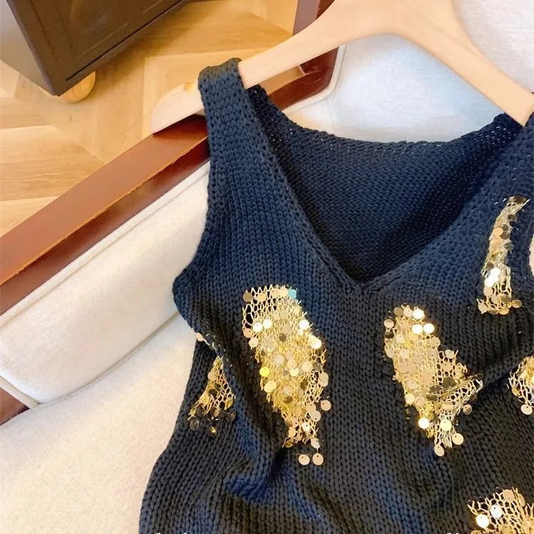 سترة نسائية بيج متماسكة بالترتر الذهبي والفضي اللامع ورقبة على شكل حرف V بدون أكمام طراز فرنسي كاجوال مع إكسسوارات من اللؤلؤ