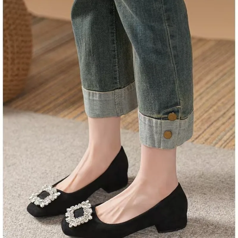 

Новые женские туфли-лодочки 2026 года на низком квадратном каблуке, замшевые, с пряжкой со стразами, без застежки, удобные, для офиса и вечеринок