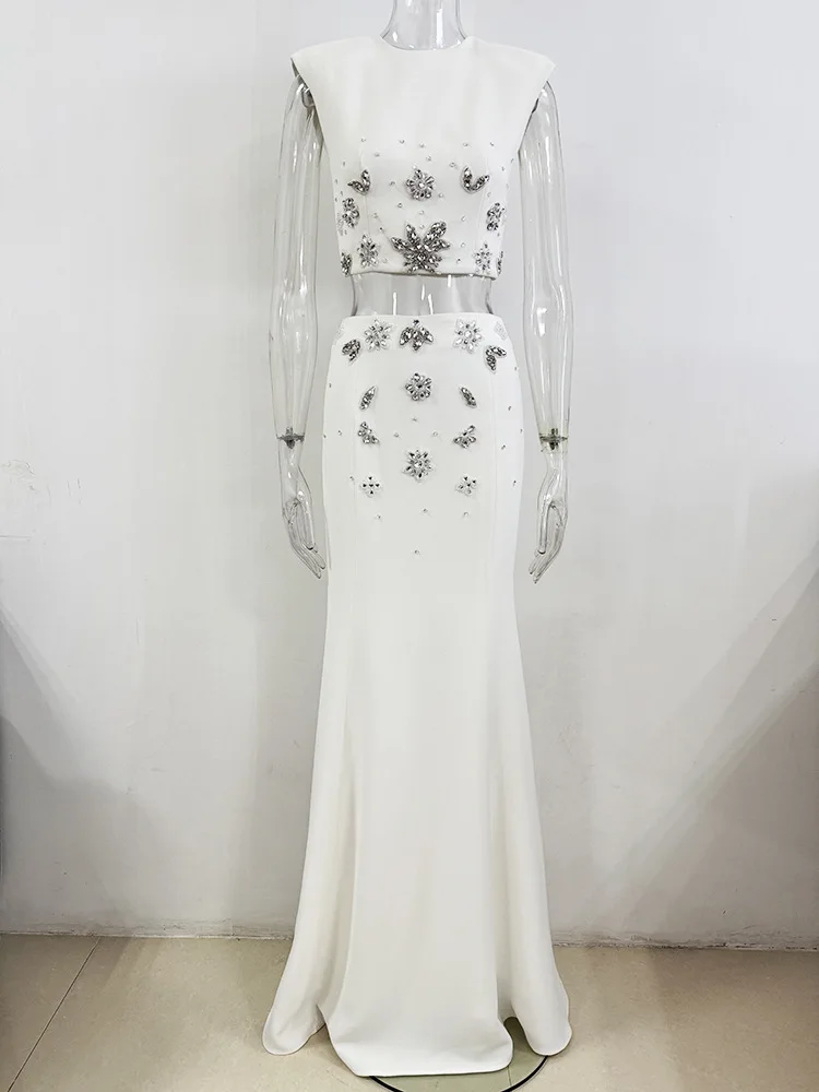 تنورة نسائية صيفية مثيرة موديل 2025 بدون أكمام مرصعة بالألماس باللون الأبيض طقم تنورة طويلة مكونة من قطعتين ملابس أنيقة للحفلات المسائية والنوادي