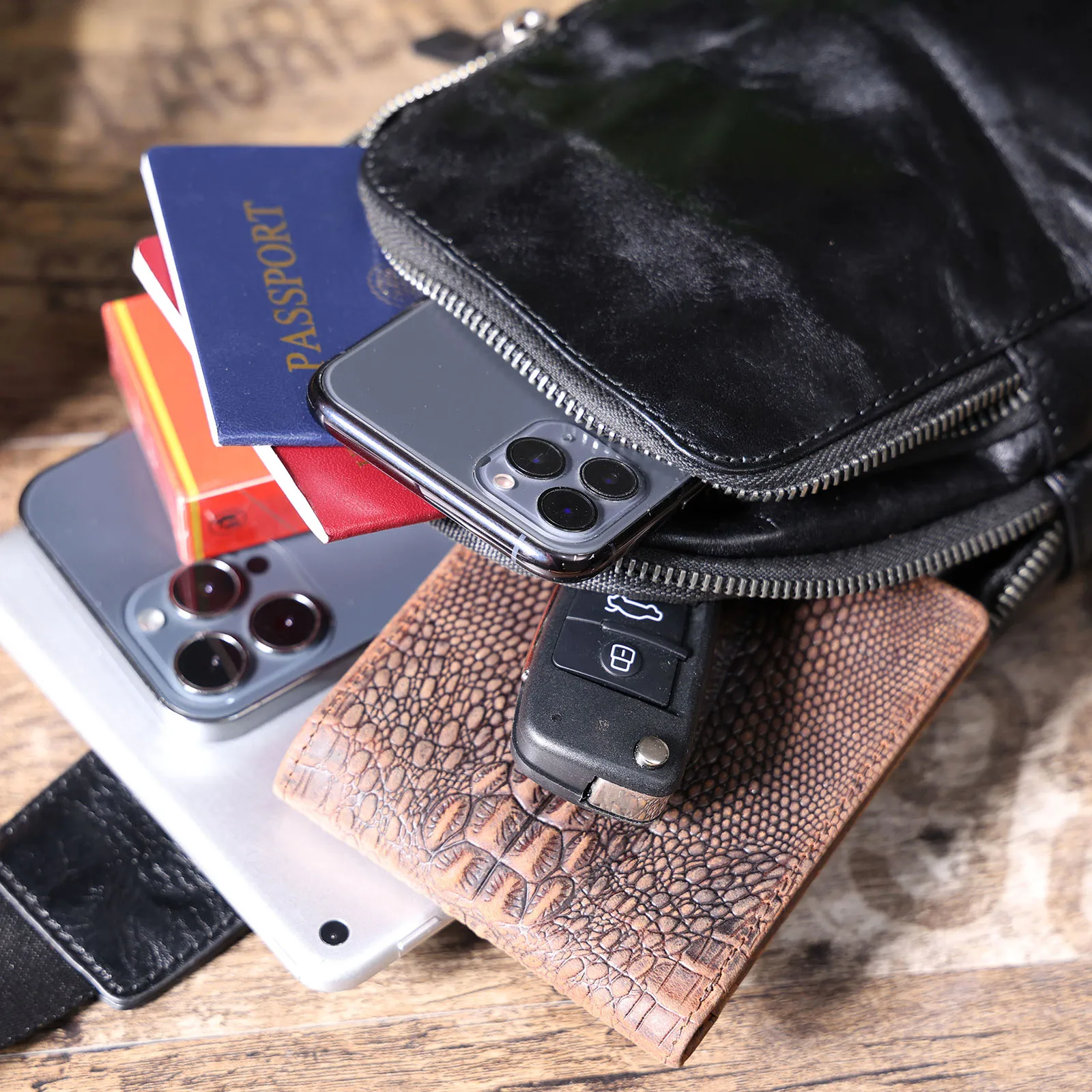 Echte Leder-Brusttasche für Herren, Casual-Umhängetasche aus Rindsleder, Modische Handyhülle, Pflanzlich gegerbtes Leder, Mini-Modell – Detail 17
