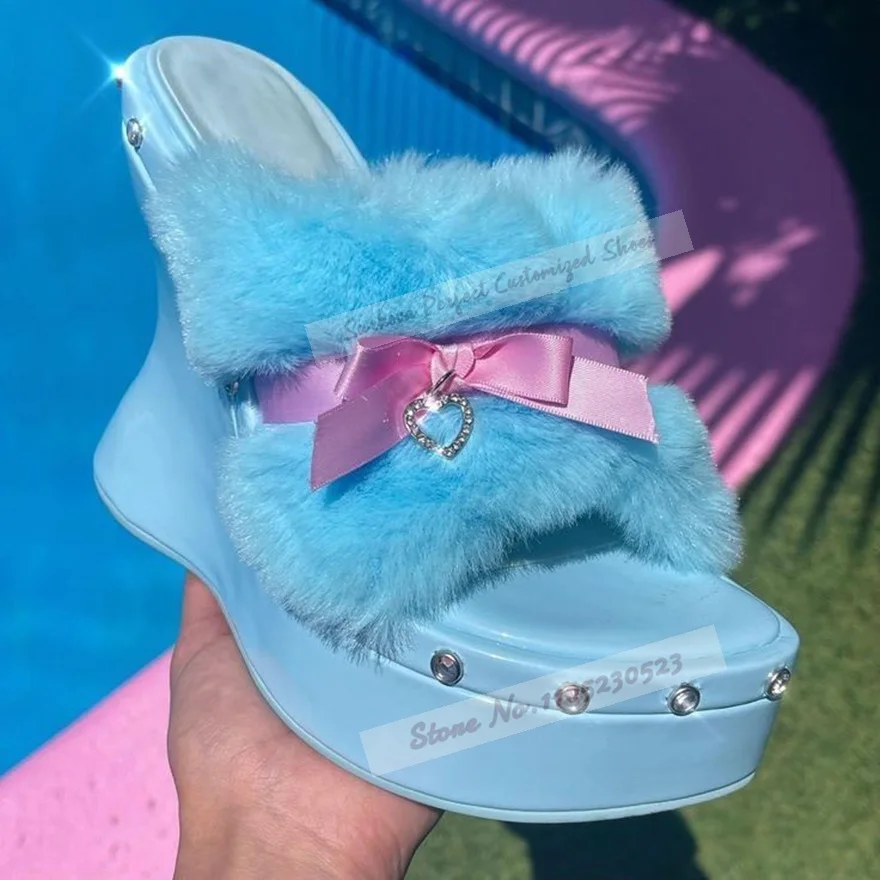 

Небесно-голубые милые пушистые меховые мюли на танкетке с розовой лентой и бантом-бабочкой, современные тапочки на платформе, слипоны, босоножки с кристаллами, нарядная обувь