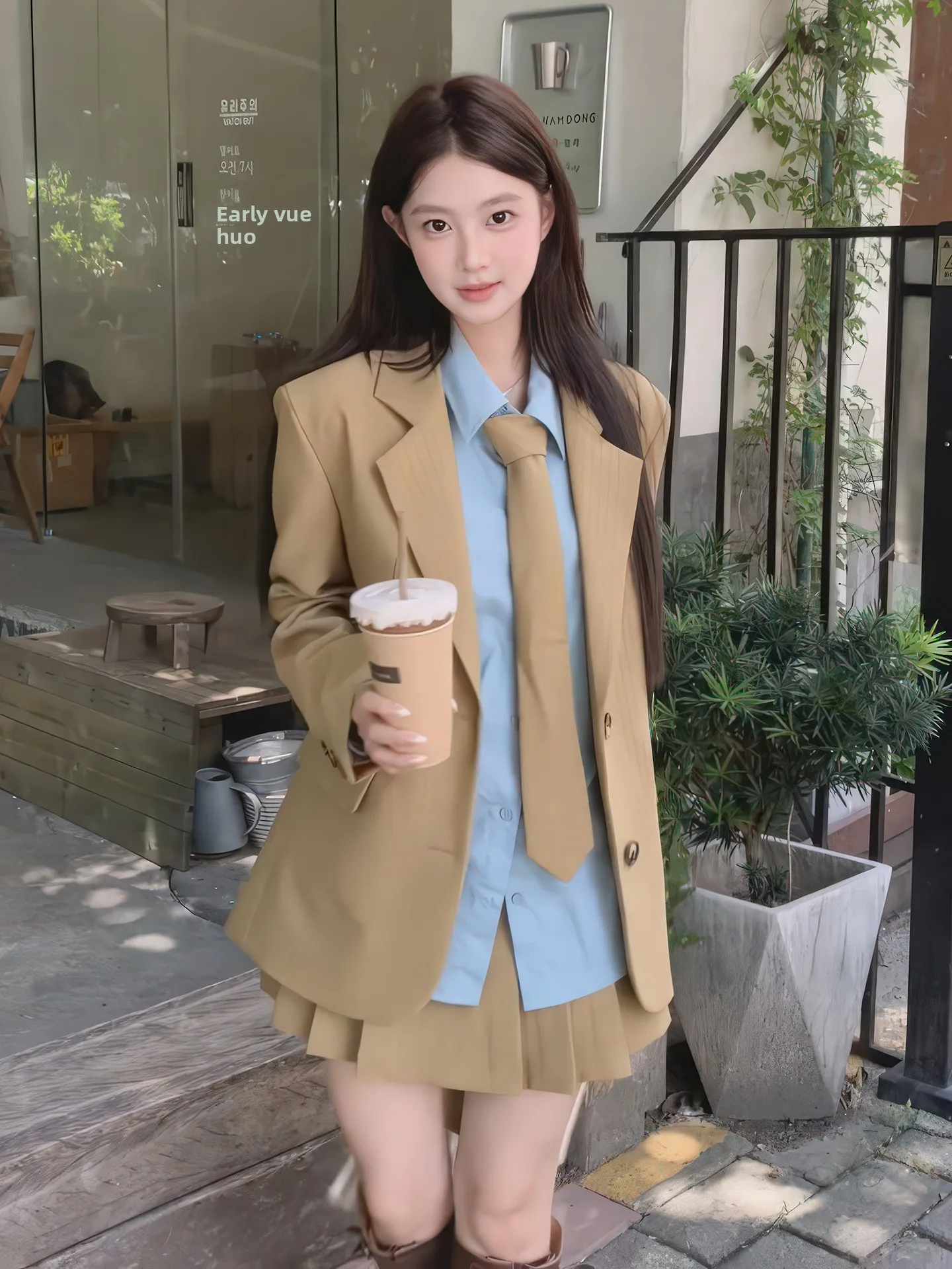 

Женский костюм-двойка Academy Sle: Ретро-полосатая юбка-плиссе и топ, весна 2026. Модная деловая одежда.