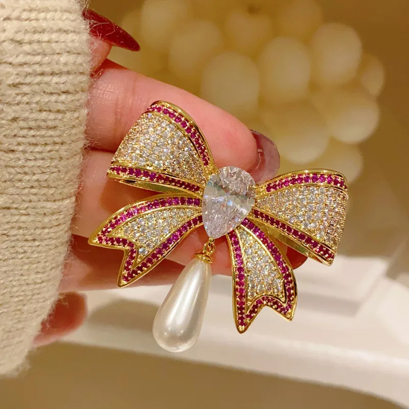 

CC Exquisite Brooch Full of Zirconia Bow-knot Shape Sweater Pins Imitation Pearl Suit Pin Temperament Corsage Buckle Gift B106