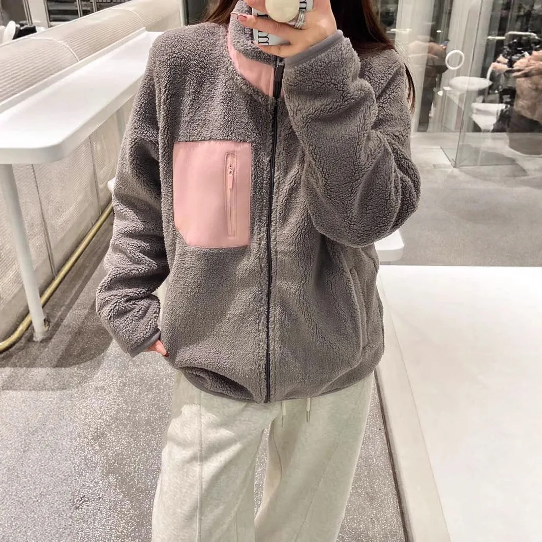 

Модные уличные наряды для пар на осень и зиму: воротник-стойка, ветрозащитный флис из овчины и флисовое пальто в клетку.