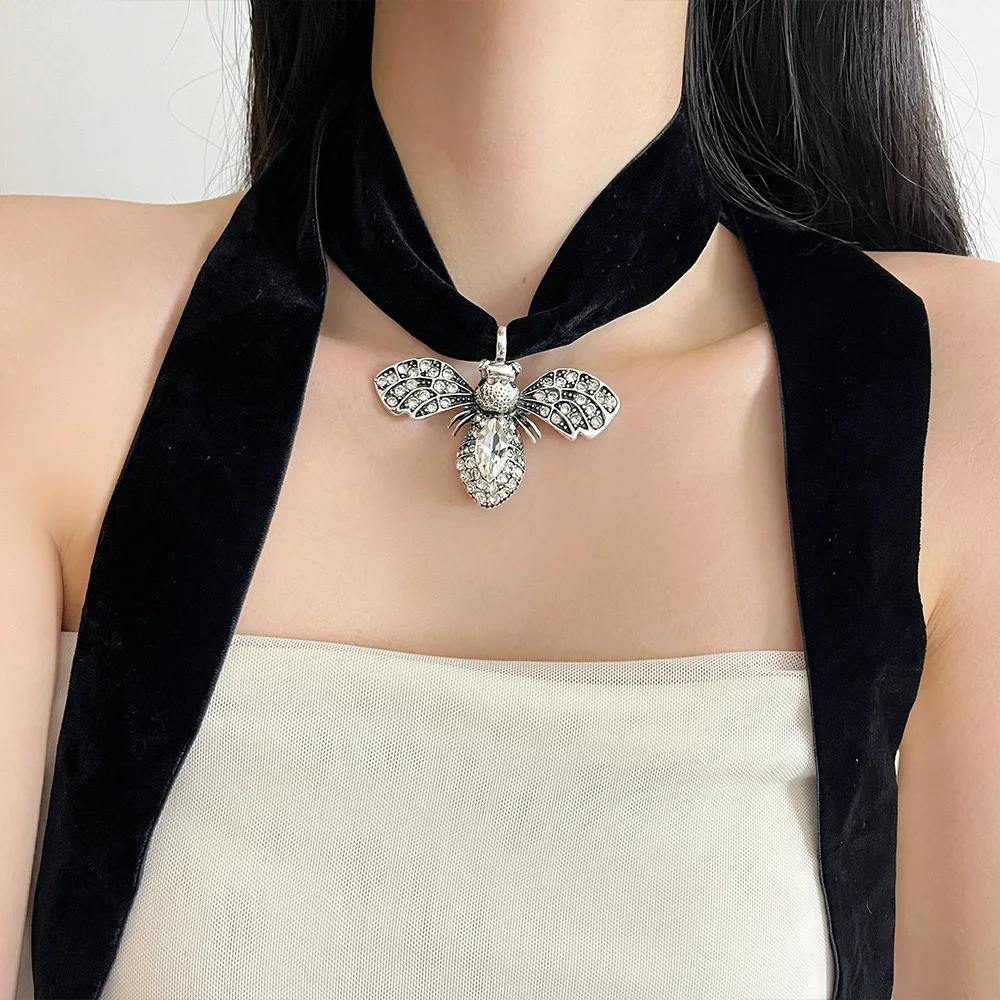 Vintage Crystal Bee Pendant Long Black Velvet Necklace for Women Girls Autumn Winter Sweater Chain Fashion Accessories Jewelry