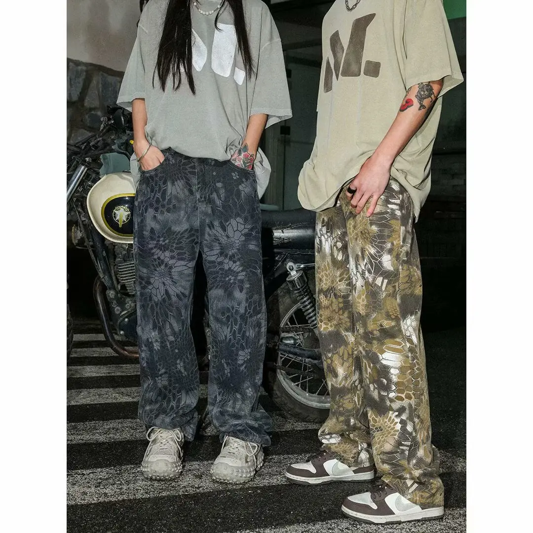 

Красивые мужские камуфляжные джинсы со змеиным узором, с ленивым и непринужденным ощущением. 2025 новый модный бренд взрывной уличной стрейи