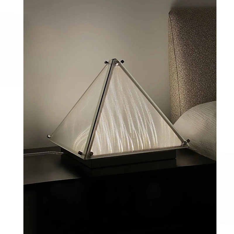 Прикроватная настольная лампа в стиле арт-деко с фрагментом для спальни