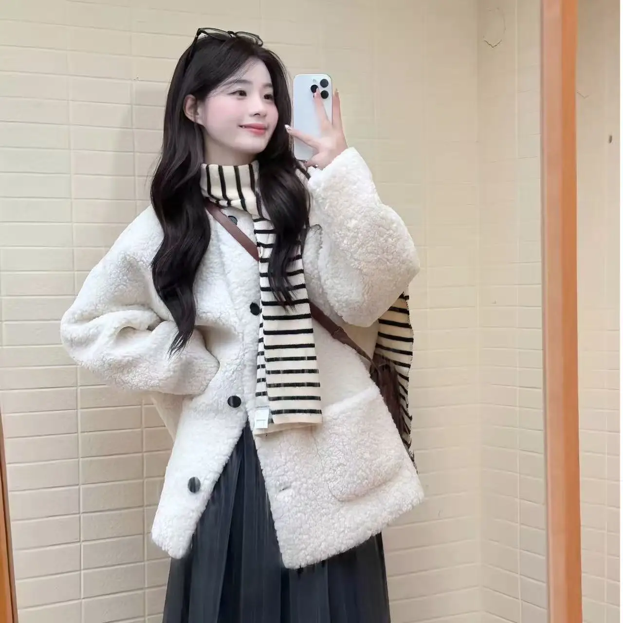 

Женское пальто из овчины, теплое, с длинными рукавами, круглым вырезом, на пуговицах, повседневное, из полиэфирного волокна, зимнее